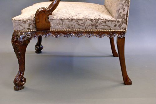 A GEORGE II STYLE MAHOGANY GAINSBOROUGHLIBRARY ARM CHAIR - ADDITIONAL PHOTO 6