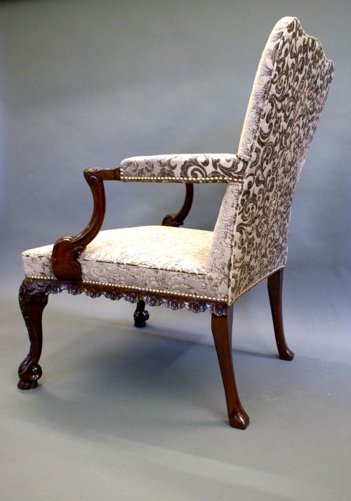 A GEORGE II STYLE MAHOGANY GAINSBOROUGHLIBRARY ARM CHAIR - ADDITIONAL PHOTO 7