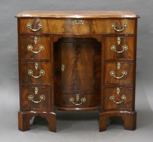 A RARE SERPENTINE KNEEHOLE DESK - ADDITIONAL PHOTO 3