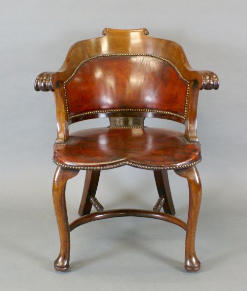 A WALNUT AND LEATHER ARM CHAIR - ADDITIONAL PHOTO 4