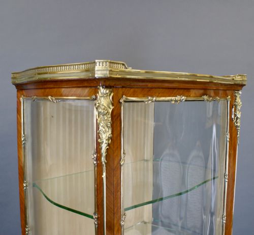 A FINE FRENCH LOUIS XV STYLE VITRINE - ADDITIONAL PHOTO 2