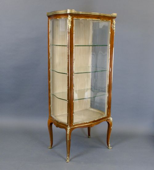 A FINE FRENCH LOUIS XV STYLE VITRINE - ADDITIONAL PHOTO 3
