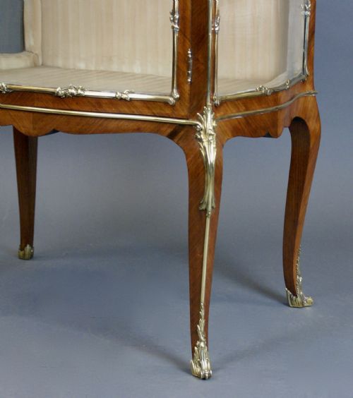 A FINE FRENCH LOUIS XV STYLE VITRINE - ADDITIONAL PHOTO 4