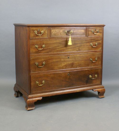 AN UNUSUAL GEORGIAN MAHOGANY CHEST OF DRAWERS - ADDITIONAL PHOTO 1