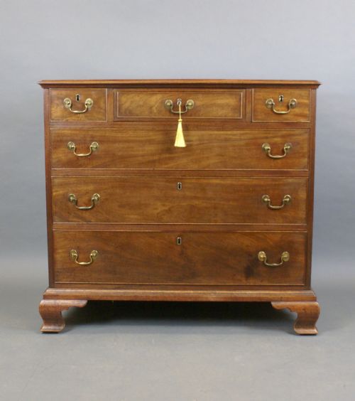 AN UNUSUAL GEORGIAN MAHOGANY CHEST OF DRAWERS - ADDITIONAL PHOTO 6