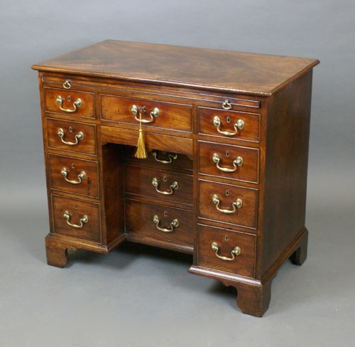 AN EXCEPTIONAL GEORGIAN KNEEHOLE DESK - ADDITIONAL PHOTO 1