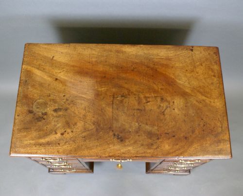 AN EXCEPTIONAL GEORGIAN KNEEHOLE DESK - ADDITIONAL PHOTO 2