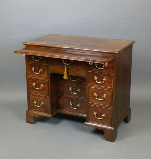 AN EXCEPTIONAL GEORGIAN KNEEHOLE DESK - ADDITIONAL PHOTO 3