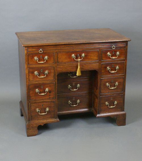 AN EXCEPTIONAL GEORGIAN KNEEHOLE DESK - ADDITIONAL PHOTO 4