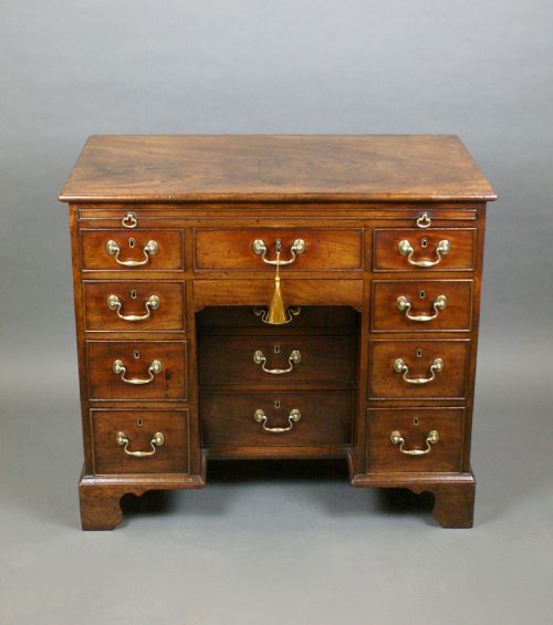AN EXCEPTIONAL GEORGIAN KNEEHOLE DESK - ADDITIONAL PHOTO 5