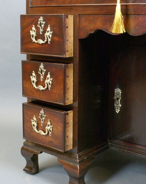 A CUBAN MAHOGANY KNEEHOLE DESK - ADDITIONAL PHOTO 3