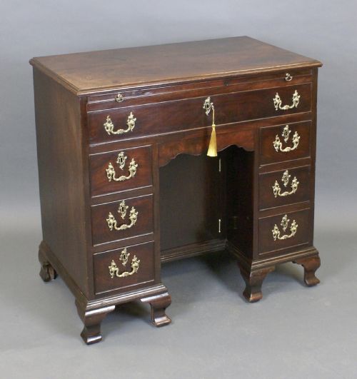 A CUBAN MAHOGANY KNEEHOLE DESK - ADDITIONAL PHOTO 5