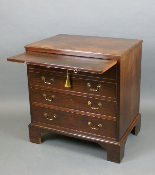 A VERY ORIGINAL GEORGE III MAHOGANY CHEST OF DRAWERS - ADDITIONAL PHOTO 3