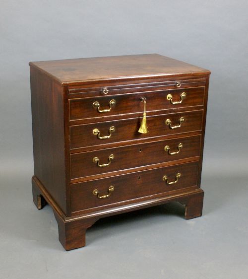 A VERY ORIGINAL GEORGE III MAHOGANY CHEST OF DRAWERS - ADDITIONAL PHOTO 4