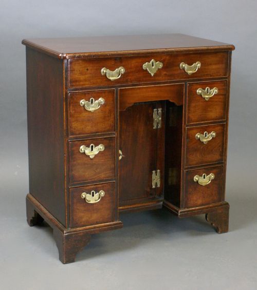 A DIMINUTIVE GEORGE II KNEEHOLE DESK - ADDITIONAL PHOTO 1