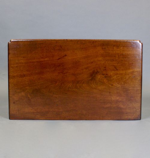 A DIMINUTIVE GEORGE II KNEEHOLE DESK - ADDITIONAL PHOTO 2