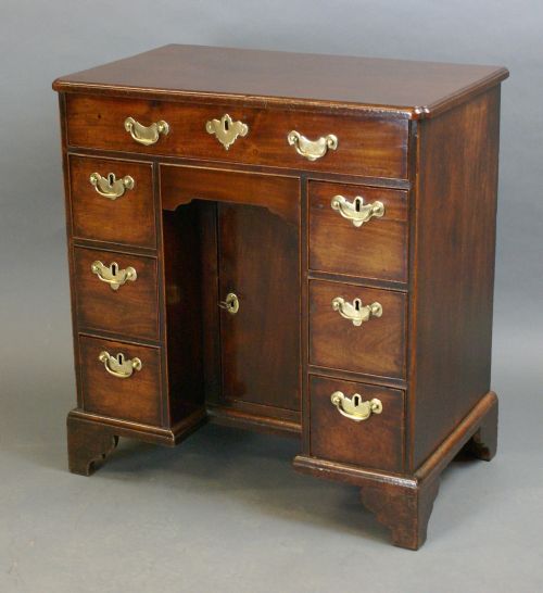 A DIMINUTIVE GEORGE II KNEEHOLE DESK - ADDITIONAL PHOTO 4