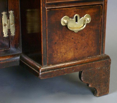 A DIMINUTIVE GEORGE II KNEEHOLE DESK - ADDITIONAL PHOTO 5