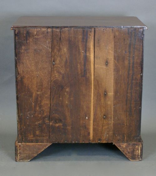 A DIMINUTIVE GEORGE II KNEEHOLE DESK - ADDITIONAL PHOTO 6