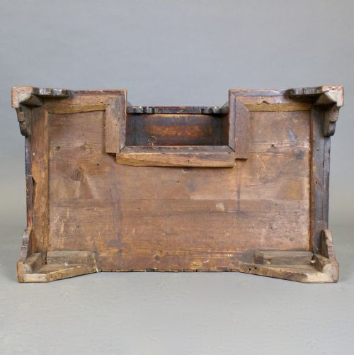 A DIMINUTIVE GEORGE II KNEEHOLE DESK - ADDITIONAL PHOTO 7