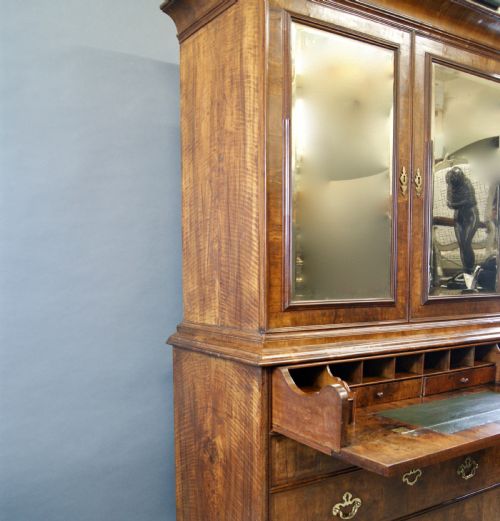 A GEORGE I FIGURED WALNUT SECRETAIRE CABINET - ADDITIONAL PHOTO 5