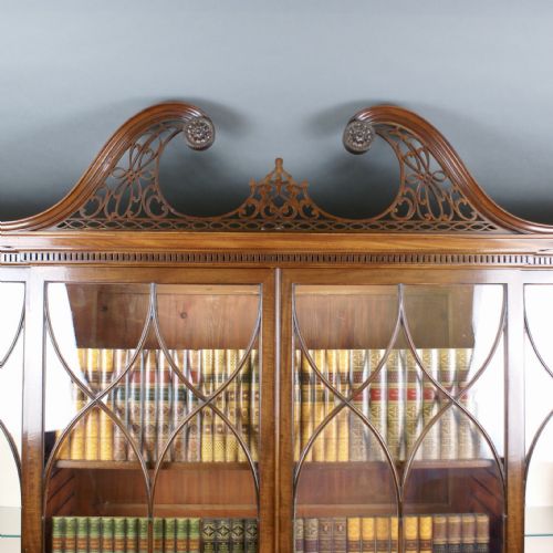 A FINE GEORGE III MAHOGANY BREAKFRONT BOOKCASE - ADDITIONAL PHOTO 1