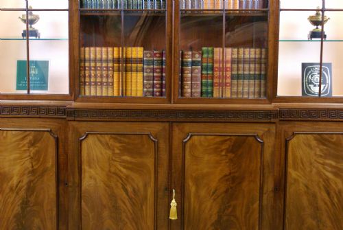 A FINE GEORGE III MAHOGANY BREAKFRONT BOOKCASE - ADDITIONAL PHOTO 2