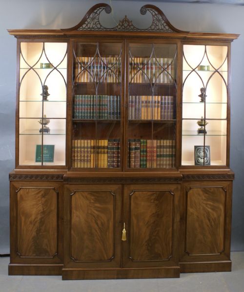 A FINE GEORGE III MAHOGANY BREAKFRONT BOOKCASE - ADDITIONAL PHOTO 3