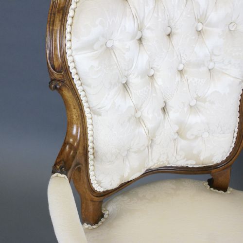 A FINE PAIR OF VICTORIAN ROSEWOOD ARM CHAIRS - ADDITIONAL PHOTO 4