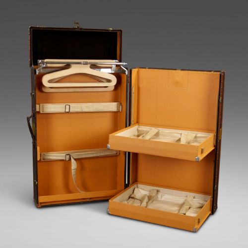 A RARE LOUIS VUITTON GEORGE V QUEEN MARY 25 YEAR ANNIVERSARY TRUNK - ADDITIONAL PHOTO 1