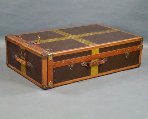 A RARE LOUIS VUITTON GEORGE V QUEEN MARY 25 YEAR ANNIVERSARY TRUNK - ADDITIONAL PHOTO 5