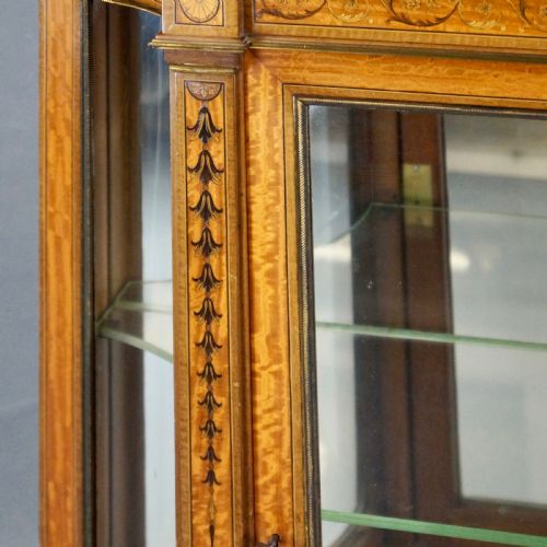 A SUPERB QUALITY SATINWOOD MARQUETRY DISPLAY CABINET - ADDITIONAL PHOTO 3