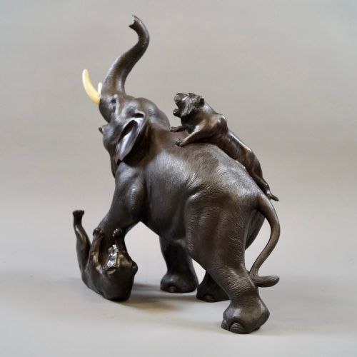 A LARGE MEIJI BRONZE ELEPHANT TIGERS OKIMONO - ADDITIONAL PHOTO 1