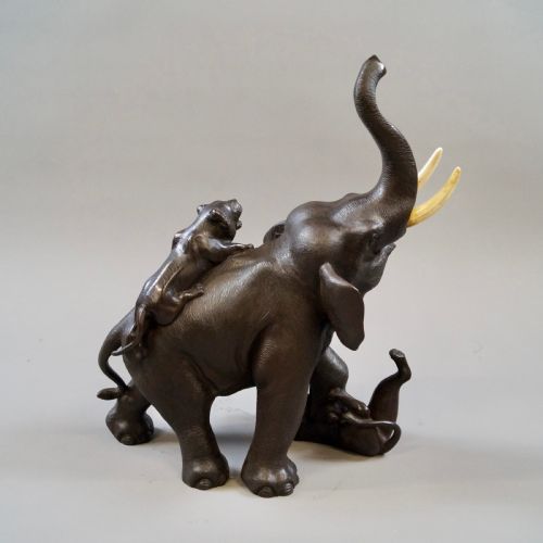 A LARGE MEIJI BRONZE ELEPHANT TIGERS OKIMONO - ADDITIONAL PHOTO 2
