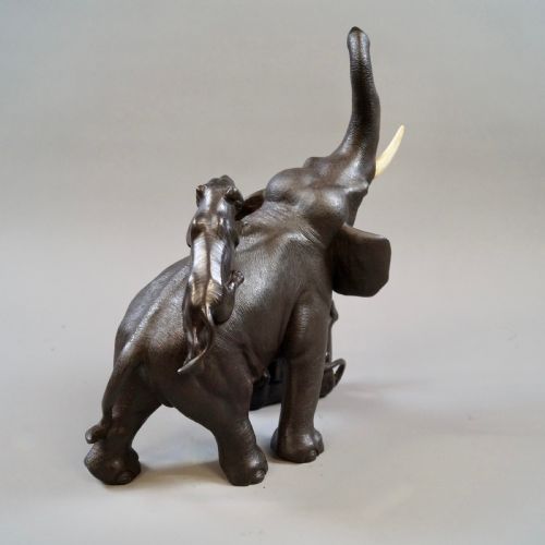 A LARGE MEIJI BRONZE ELEPHANT TIGERS OKIMONO - ADDITIONAL PHOTO 5
