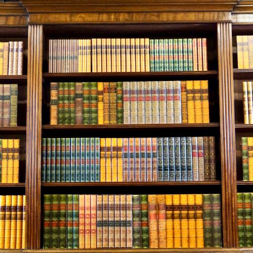 A LATE GEORGE III MAHOGANY BREAKFRONT BOOKCASE - ADDITIONAL PHOTO 1