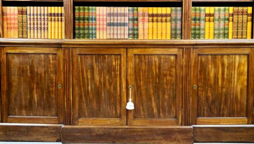 A LATE GEORGE III MAHOGANY BREAKFRONT BOOKCASE - ADDITIONAL PHOTO 2