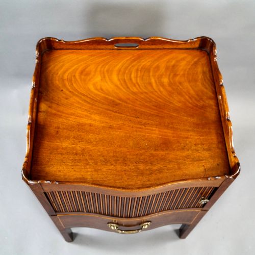 A RARE SERPENTINE TRAYTOP COMMODE - ADDITIONAL PHOTO 3