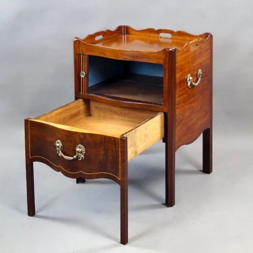 A RARE SERPENTINE TRAYTOP COMMODE - ADDITIONAL PHOTO 4