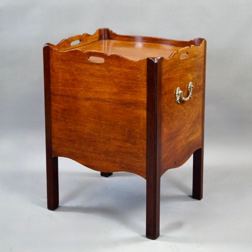 A RARE SERPENTINE TRAYTOP COMMODE - ADDITIONAL PHOTO 5