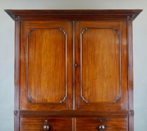 A SUPERB QUALITY CUBAN MAHOGANY LINEN PRESS - ADDITIONAL PHOTO 1