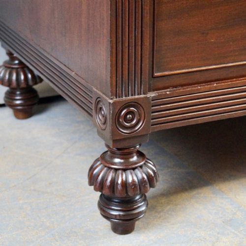 A SUPERB QUALITY CUBAN MAHOGANY LINEN PRESS - ADDITIONAL PHOTO 3