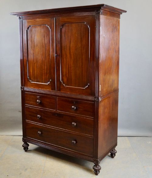 A SUPERB QUALITY CUBAN MAHOGANY LINEN PRESS - ADDITIONAL PHOTO 5