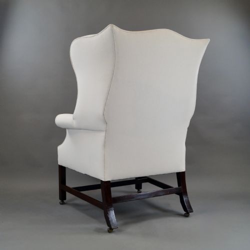 A LARGE GEORGE III MAHOGANY WING CHAIR - ADDITIONAL PHOTO 5