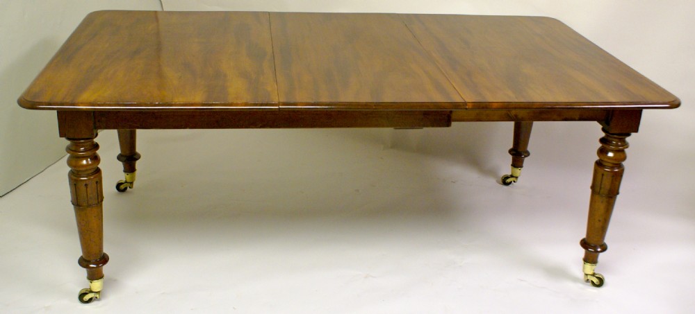 A good quality early Victorian Mahogany extending dining table