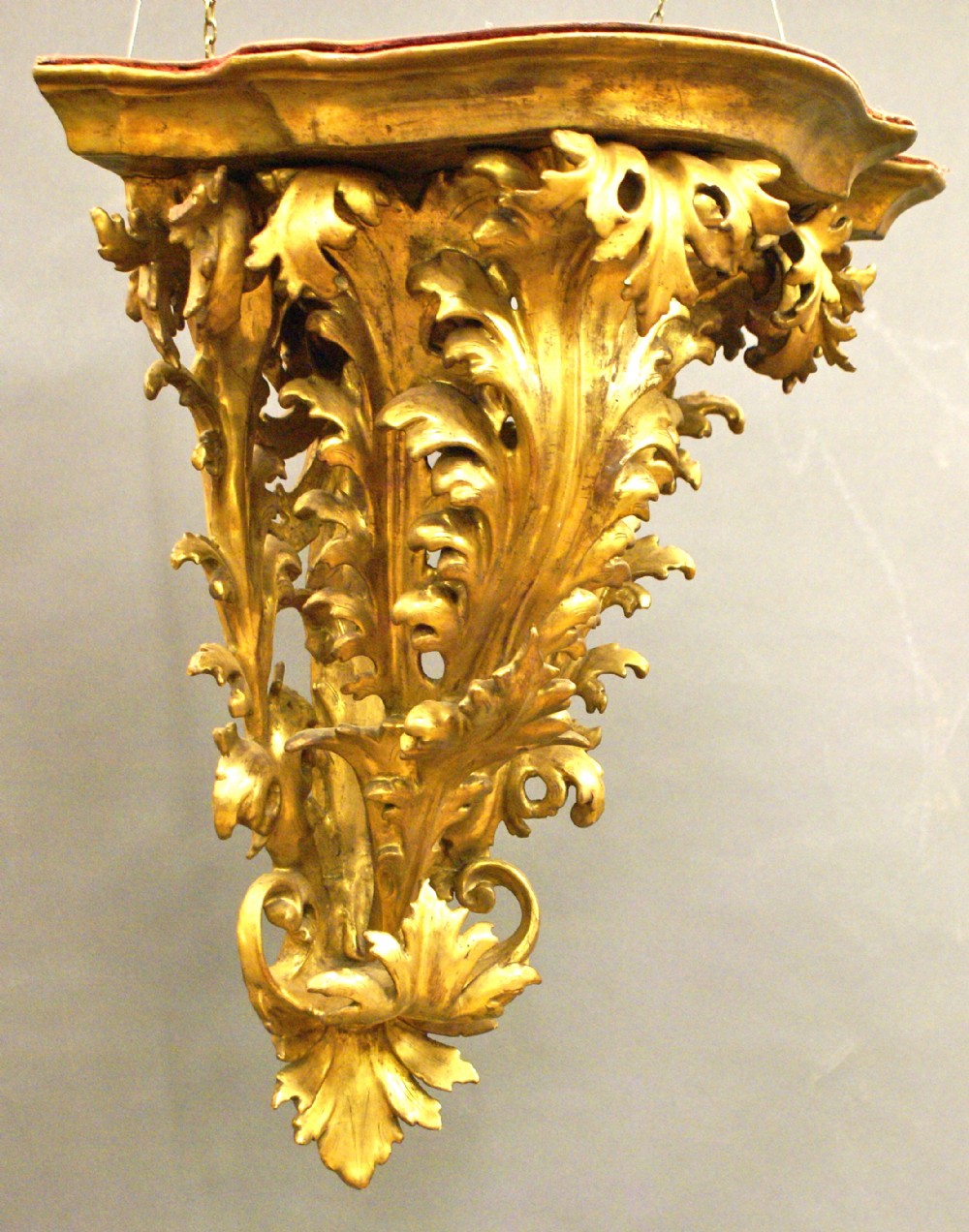 A superb 19th century Venetian carved gilt-wood corner wall bracket