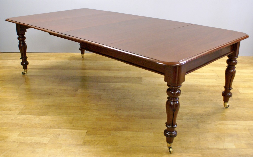 An elegant Victorian, 2 leaf extending dining table
