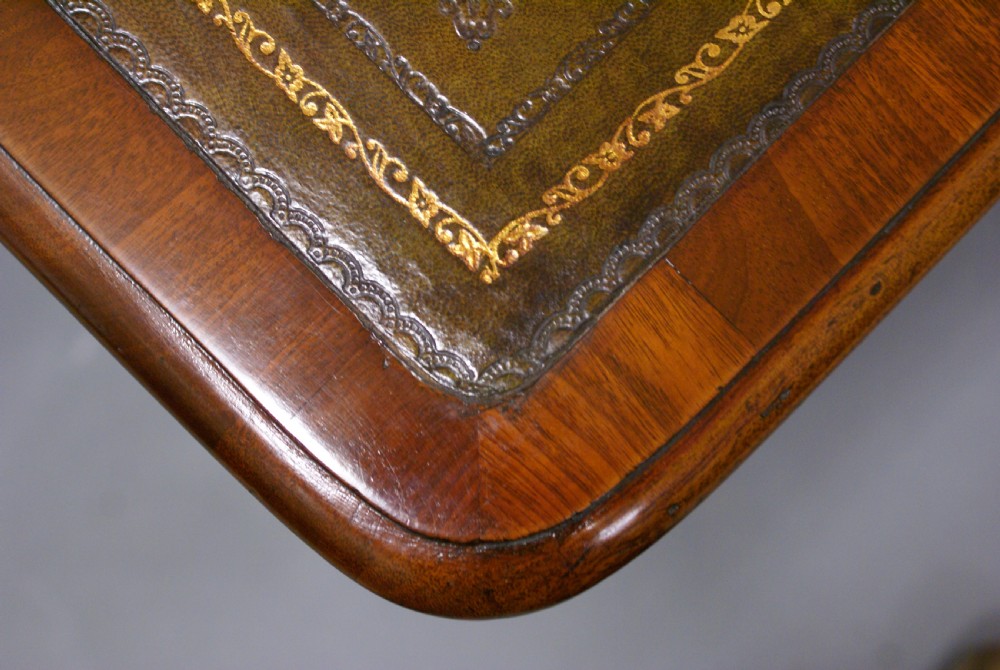 A fine quality mahogany writing table View V