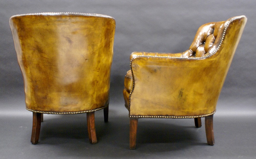 Pair of buttoned leather arm chairs View V