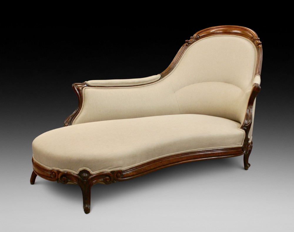 An attractive walnut chaise lounge